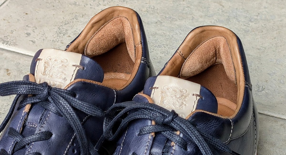 Donkerblauwe schoenen met een iHeel hielpad